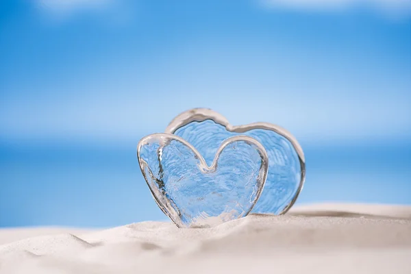 Hearts on white sand beach — Stock Photo, Image