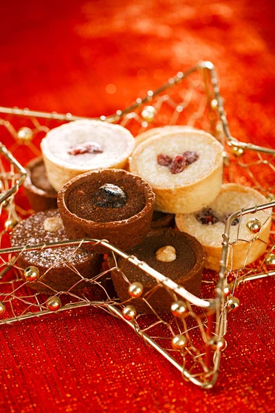 Tartaletas de chocolate en estilo dorado festivo —  Fotos de Stock