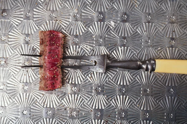 Bife de carne Fatia no garfo de carne vintage — Fotografia de Stock