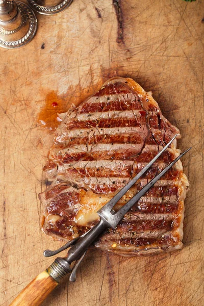 Steak de boeuf à la fourchette de viande vintage — Photo