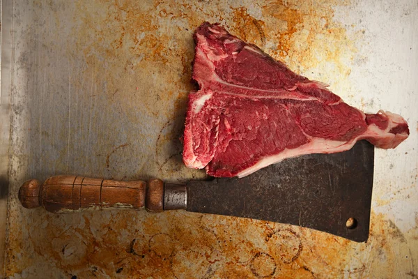 Hovězí steak t-bone s vintage řezník — Stock fotografie