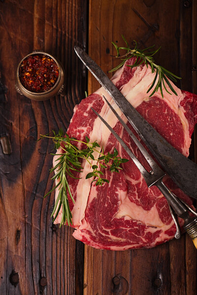 Стейк из сырой говядины
