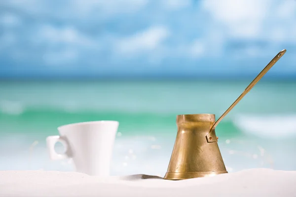 Coffee pot and cup on beach — Stock Photo, Image