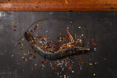 Baharat ile çiğ karides