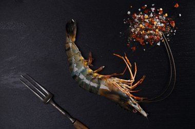 Baharat ile çiğ karides