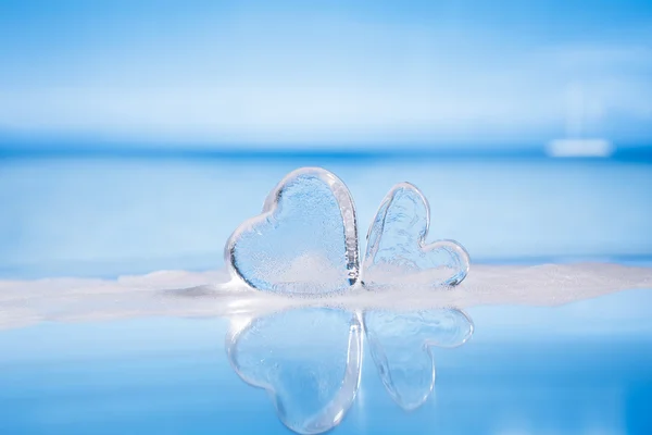 Corazones de vidrio transparente en espuma —  Fotos de Stock