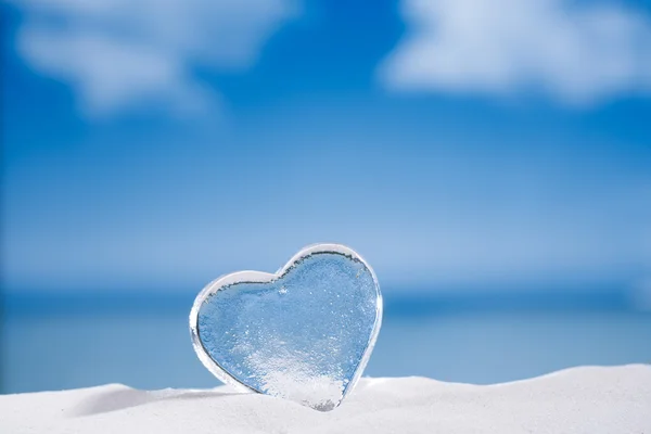 Beyaz üzerinde açık cam kalp — Stok fotoğraf