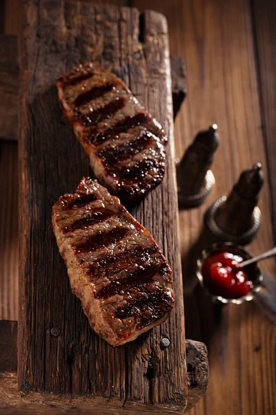 Bifes de carne com garfo de carne vintage — Fotografia de Stock