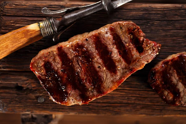 Biefstuk met vintage Vleesvork — Stockfoto