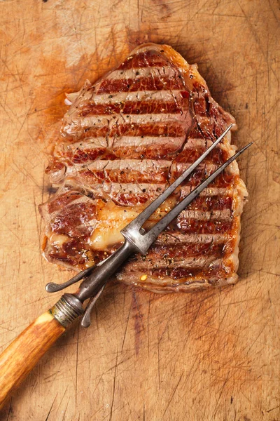 Nötstek med vintage kött gaffel — Stockfoto