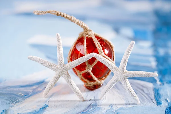 Estrela do mar branca com flutuador de vidro vermelho — Fotografia de Stock