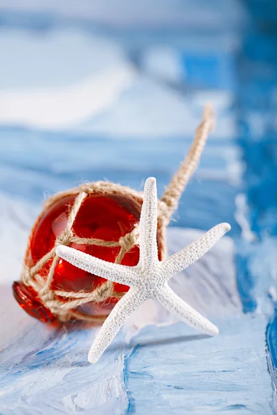 Estrela do mar branca com flutuador de vidro vermelho — Fotografia de Stock