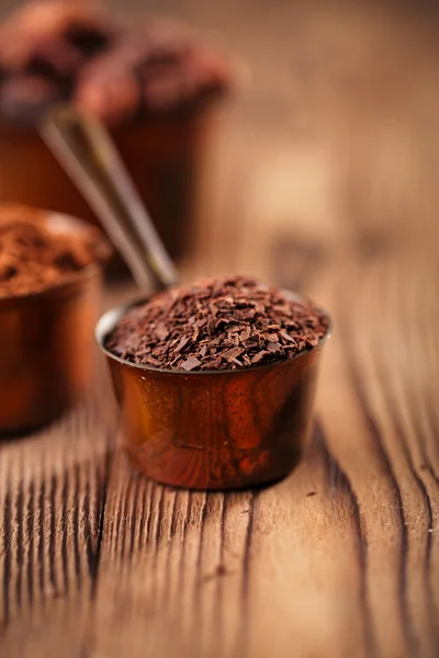 Strouhané čokolády, prášek a kakaové boby — Stock fotografie