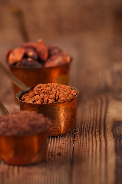 Chocolate ralado, pó e grãos de cacau — Fotografia de Stock