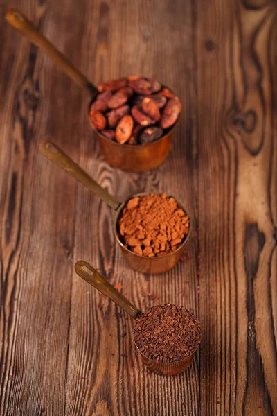 Powder and cocoa beans — Stock Photo, Image