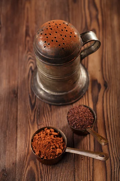 Setaccio vintage con cacao in polvere — Foto Stock