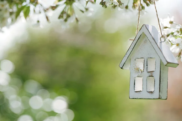 Pequeña casa de madera en primavera — Foto de Stock