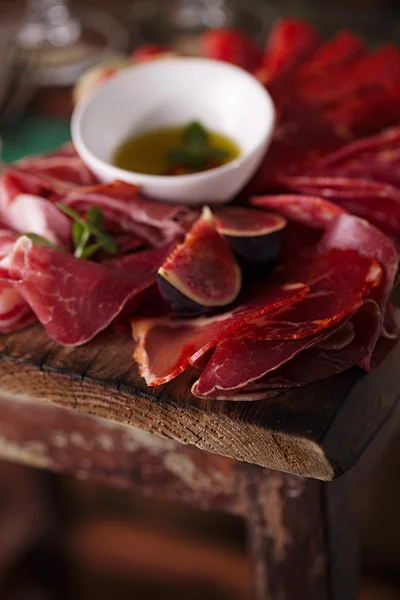 Gezouten vlees en olijfolie — Stockfoto