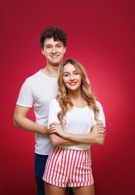 Pin-up tarzı, bir kırmızı izole bir kızla bir adam portresi