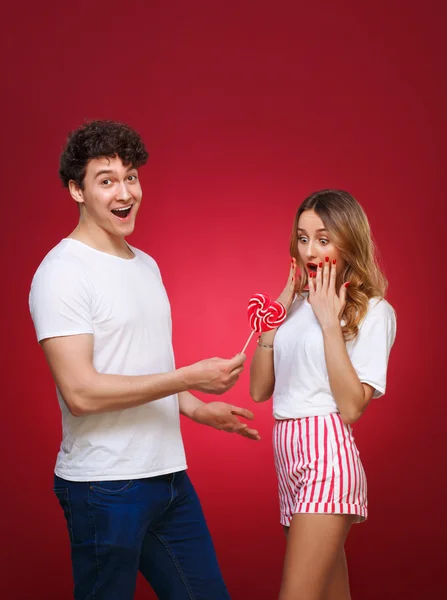 Portrait of a Man and Woman in the style of pin-up with candy in — Stock Photo, Image