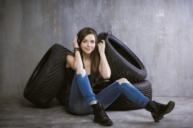 Lastik oturan kulaklıklar ile genç, neşeli kadın ve