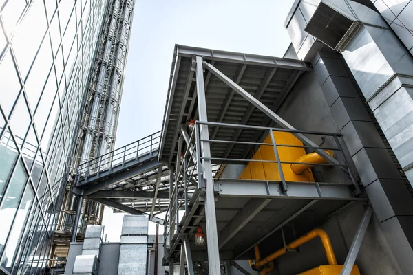 Gas distributie station op het dak van business center voor de — Stockfoto