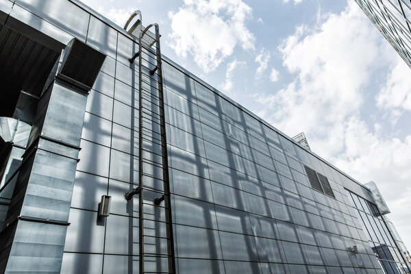 лестница на крышу здания рядом с большой вентиляцией
