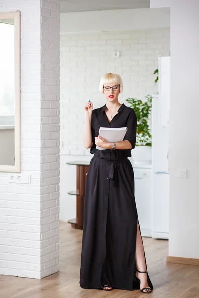 Mujer en un vestido negro con un diario de notas y pluma en la mano , — Foto de Stock