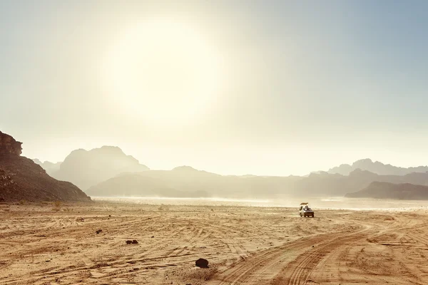 Пустеля краєвид Wadi Rum в Йорданії з туристичних автомобіль — стокове фото
