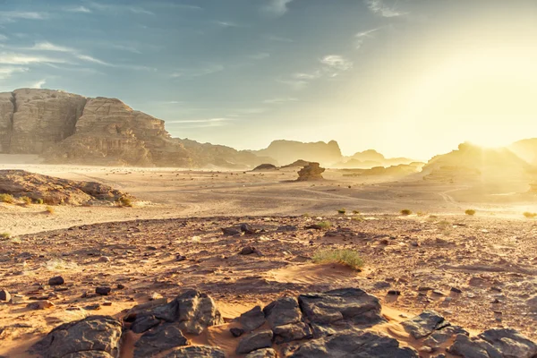 Wüstenlandschaft aus Wadi Rum in Jordanien, mit Sonnenuntergang, Steinen, — Stockfoto