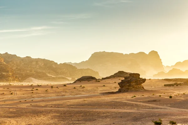 Paisaje del desierto de Wadi Ron en Jordania, con una puesta de sol, piedras, b — Foto de Stock