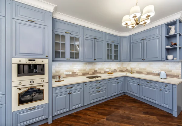 Cocina interior con electrodomésticos y muebles azul — Foto de Stock