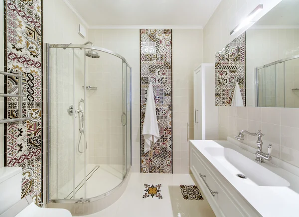 Wnętrze łazienki z prysznicem i umywalką — Zdjęcie stockowe