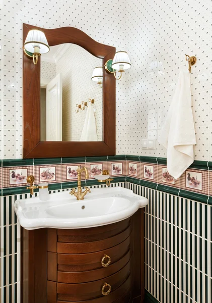 Wnętrz łazienka z umywalką, lustrem i ręcznik — Zdjęcie stockowe