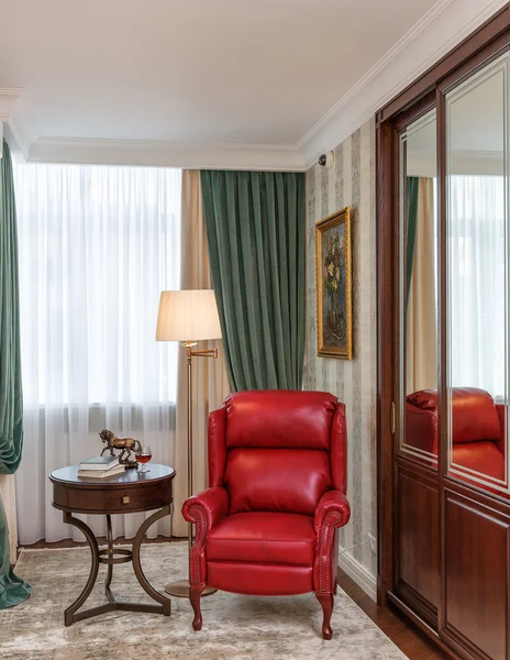 Intérieur de la chambre avec chaise en cuir rouge, une armoire et un petit onglet — Photo