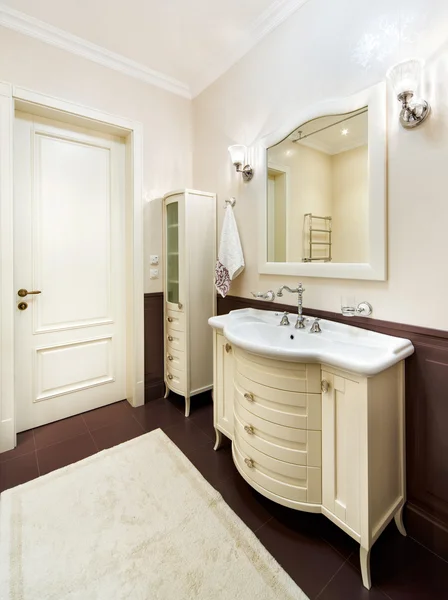 Inre av toalettrum med handfat, en spegel och en handduk — Stockfoto