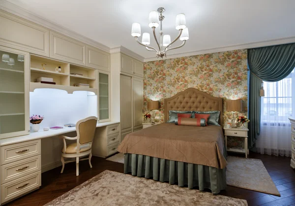 Rahat bir yatak odasında bir büyük yatak vintage tarzı iç — Stok fotoğraf