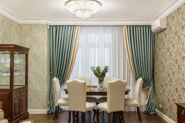 Interior of a living room with a table and six chairs — Stock Photo, Image