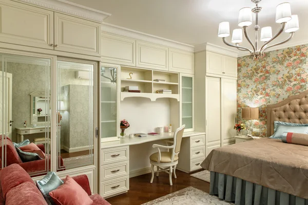 Wnętrze przytulnej sypialni w stylu vintage z dużym łóżkiem — Zdjęcie stockowe