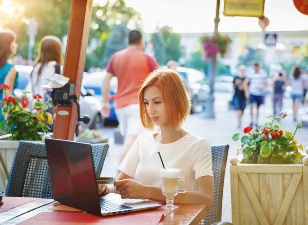 Dziewczyna z laptopem w kawiarnię, sklep z karty kredytowej — Zdjęcie stockowe