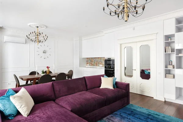 Interior studio apartemen dengan dinding putih, dapur dan sof — Stok Foto