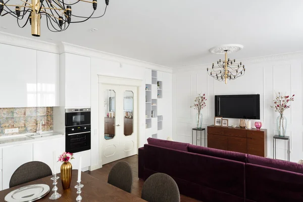 Interieur studio-appartementen met witte muren, een keuken en een sof — Stockfoto