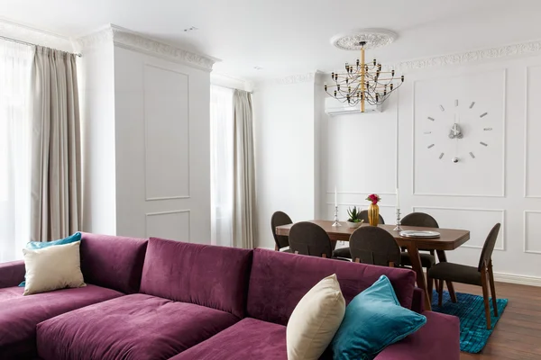 Внутренняя комната однокомнатная квартира с белыми стенами, кухонный счет — стоковое фото