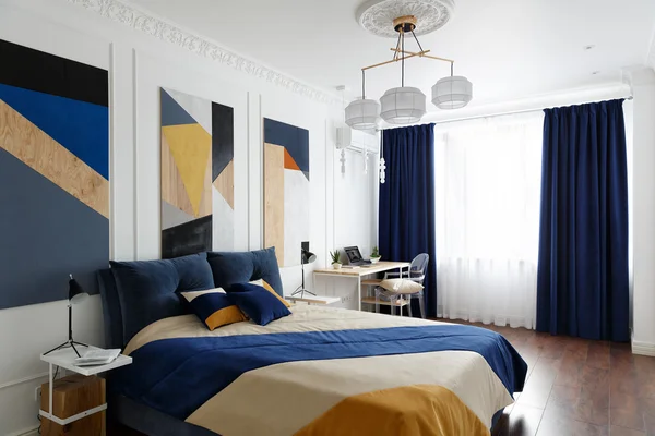 Interiér ložnice v moderním stylu s velkou postelí a obrazy — Stock fotografie
