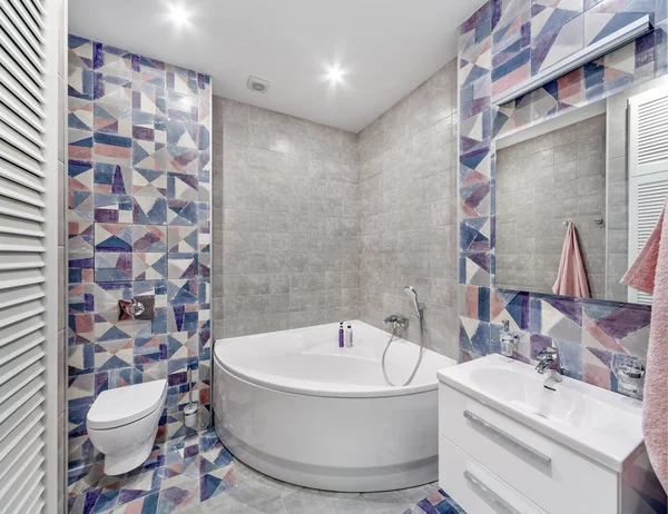 Wnętrze łazienki z płytki w stylu nowoczesnym — Zdjęcie stockowe