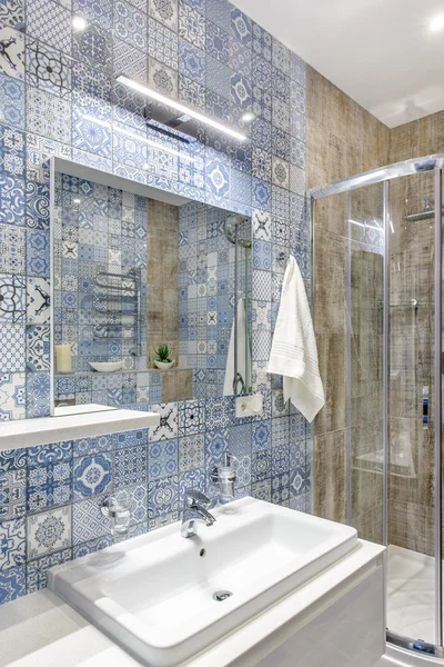 Casa de banho interior com azulejos em estilo moderno — Fotografia de Stock