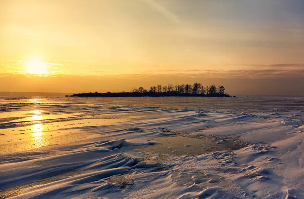 Puesta Sol Sobre Mar Congelado Una Pequeña Isla Con Reflejo — Foto de Stock