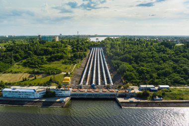 Su depolama ve arıtma için birçok boru ve su deposu olan teknik yapı