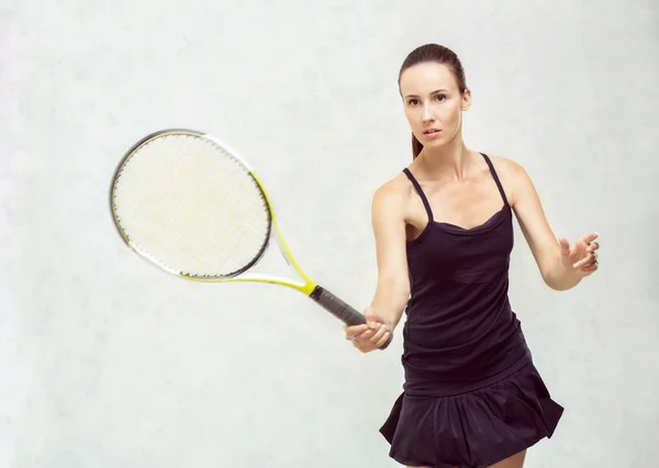 Jugador de tenis golpea la pelota, aislado en el fondo textural blanco —  Fotos de Stock