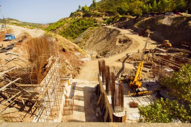 Dağlarda köprü inşaatı